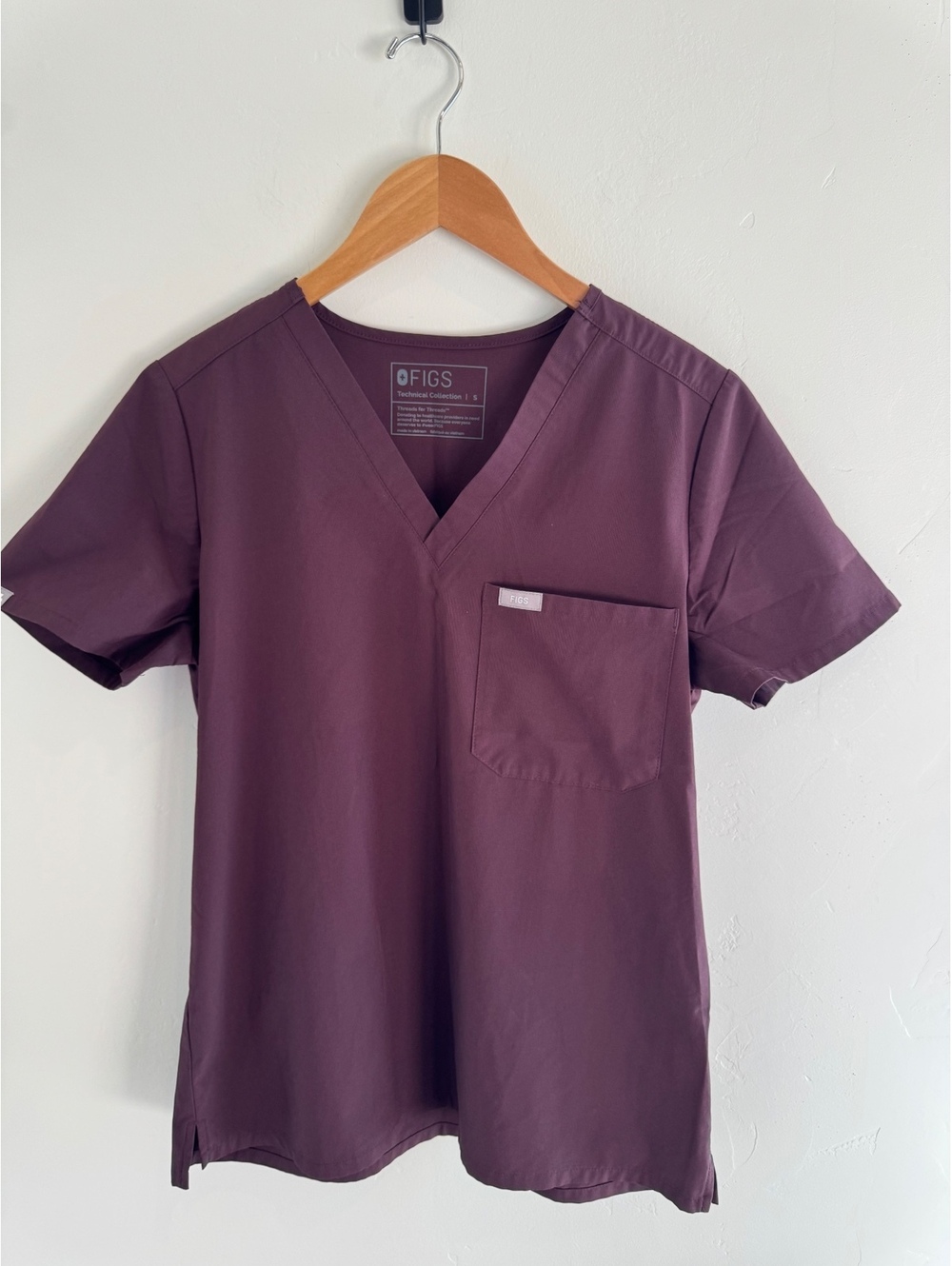FIGS Technical Collection Purple V-Neck Scrub Top – Size Small